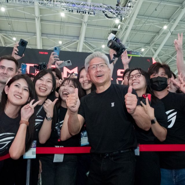 NVIDIA CEO Jensen Huang joins the ASUS ROG team for a group photo.
